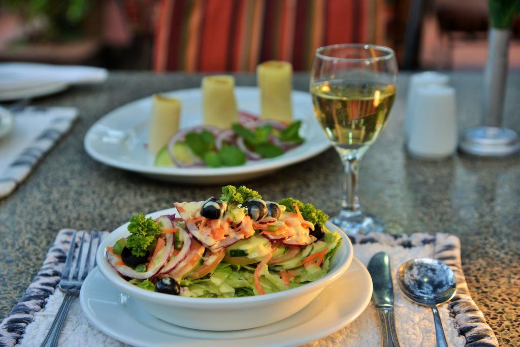 בולוואיו Cresta Churchill Hotel מראה חיצוני תמונה