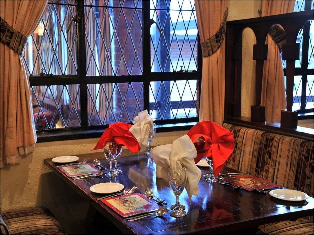 בולוואיו Cresta Churchill Hotel מראה חיצוני תמונה